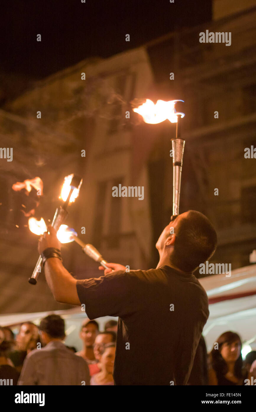 BADAJOZ, Spagna - 26 settembre: artisti di strada detiene torchs illuminato durante la coltura Almossasa Festival il 26 settembre, 200 Foto Stock