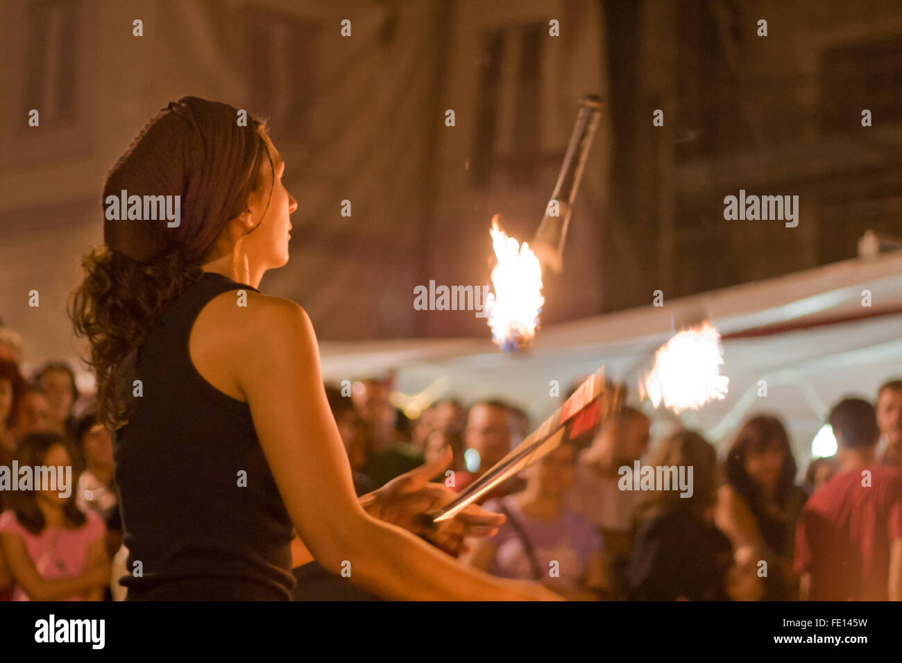 BADAJOZ, Spagna - 26 settembre: artisti di strada detiene torchs illuminato durante la coltura Almossasa Festival il 26 settembre, 200 Foto Stock