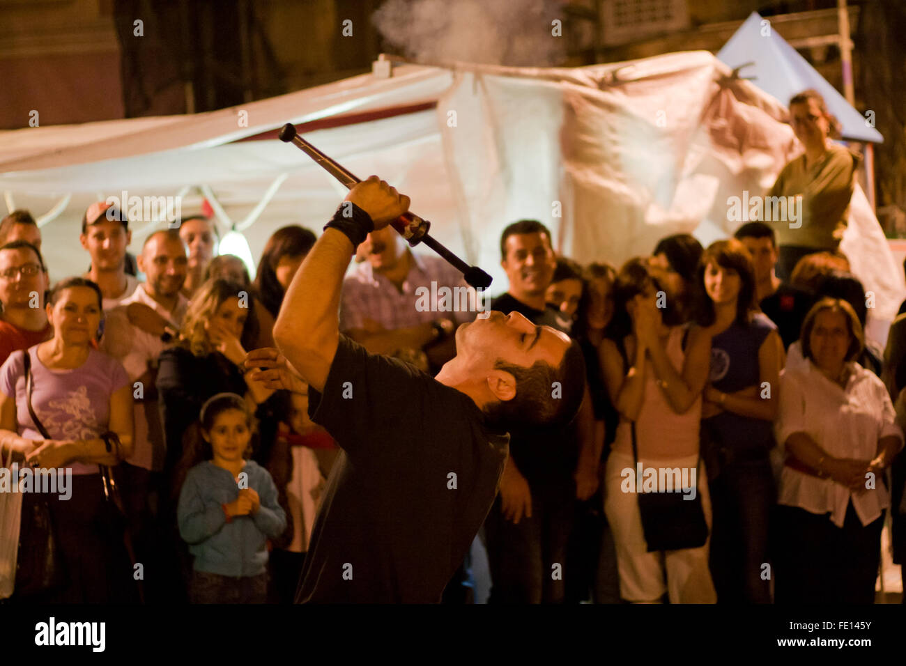 BADAJOZ, Spagna - 26 settembre: artisti di strada detiene torchs illuminato durante la coltura Almossasa Festival il 26 settembre, 200 Foto Stock