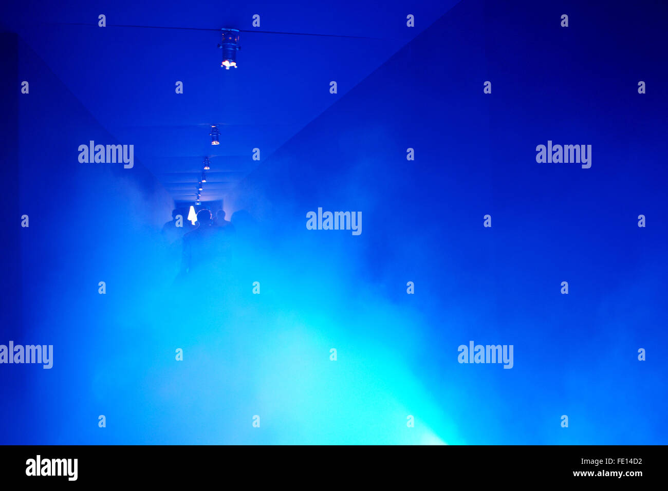 Il neon blu fumo corridoio Foto Stock