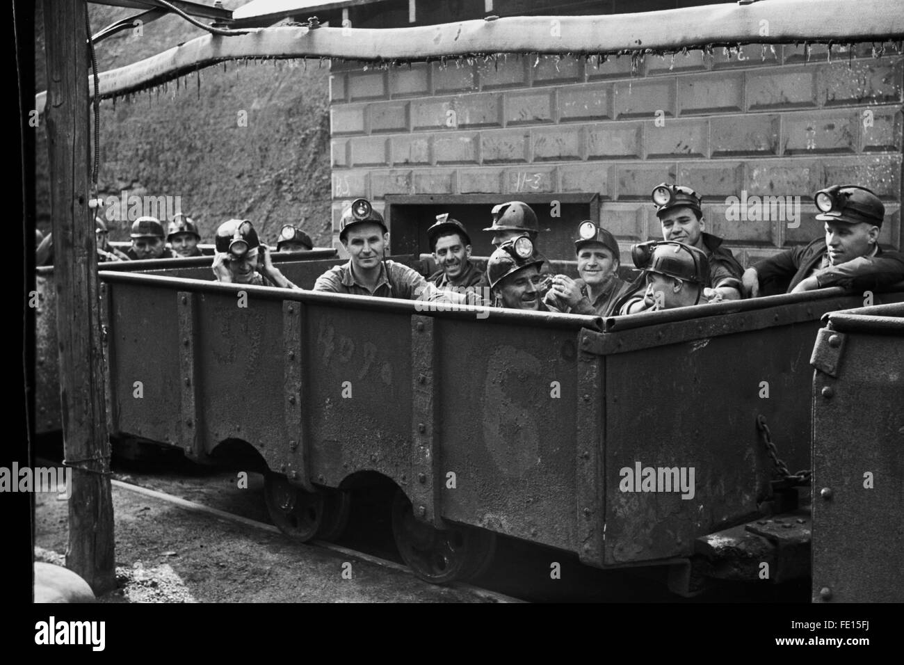 I minatori del carbone auto prepararsi per andare a lavorare in miniera di carbone. Circa 1935. Foto Stock