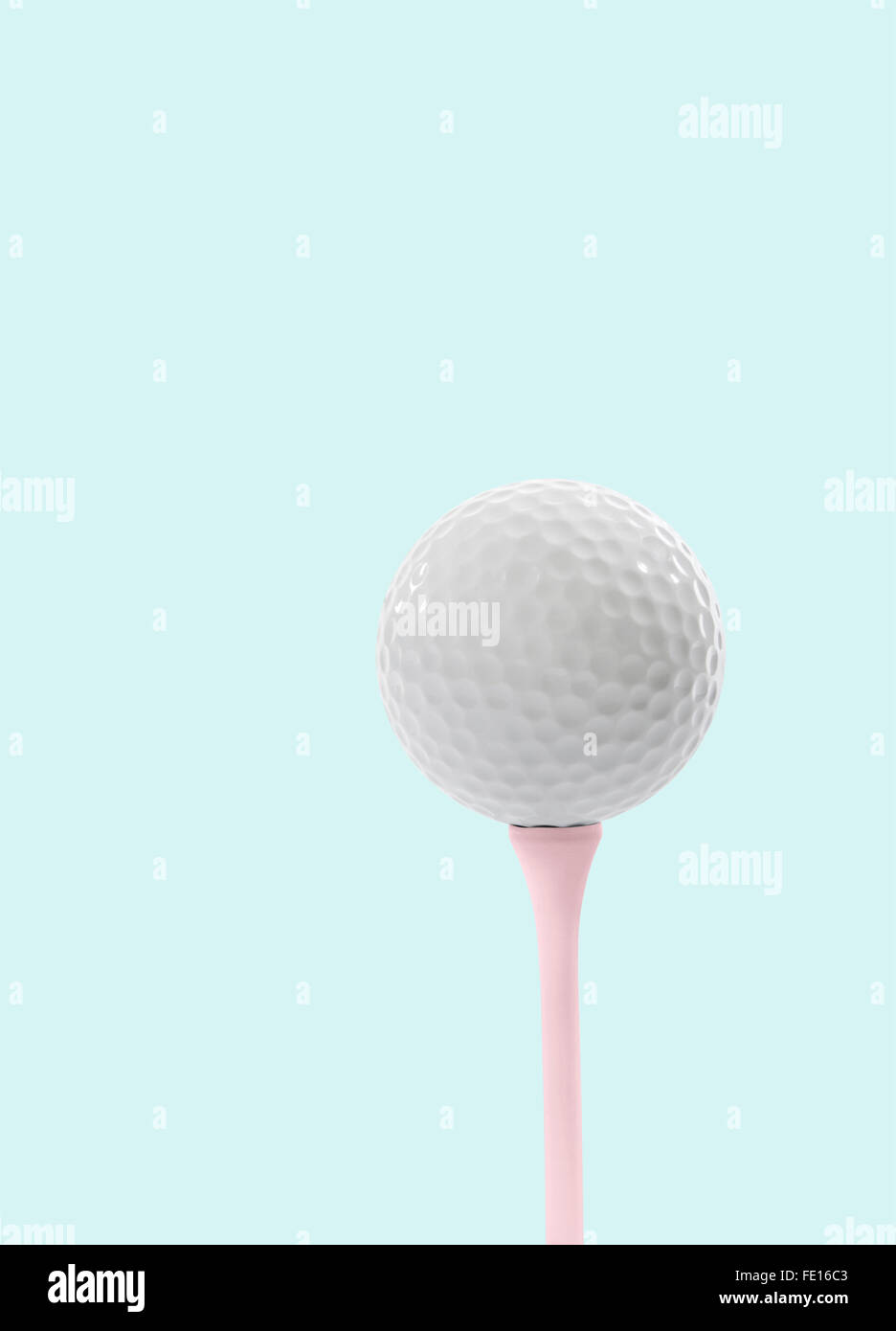 Studio shot di una pallina da golf sul raccordo a t di rosa Foto Stock