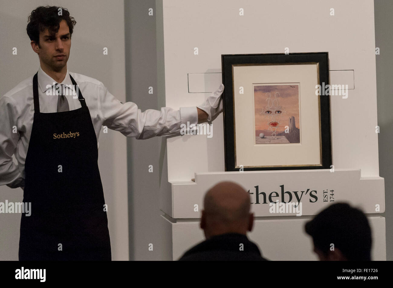 Londra, Regno Unito. 3 febbraio 2016. René Magritte 'Shéhérazade' (venduto per un martello prezzo di £0.65m) da Sotheby's impressionista, moderna & arte surrealista vendite sera in New Bond Street. Il totale complessivo delle vendite realizzate £94m. Credito: Stephen Chung / Alamy Live News Foto Stock