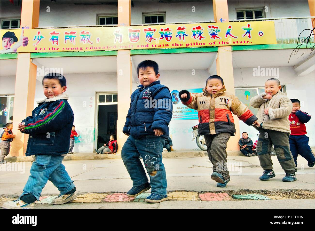 I bambini cinesi ragazzi nella Scuola Materna Scuola in fattoria rurale villaggio storico di Buyang vicino a Jinan City nella provincia di Shandong, Cina Foto Stock