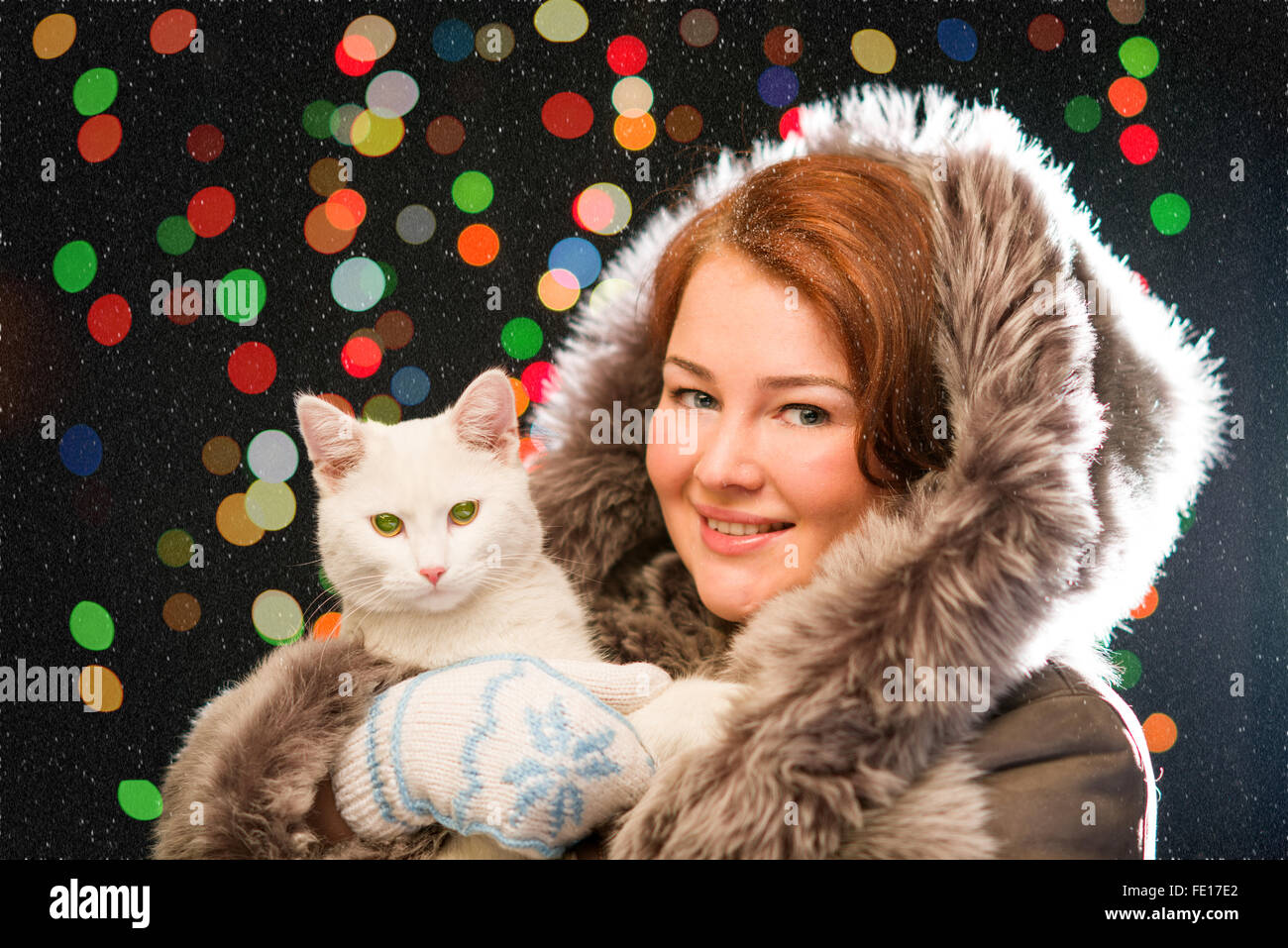 Lo zenzero ragazza in pelliccia che indossa guanti con cat Foto Stock
