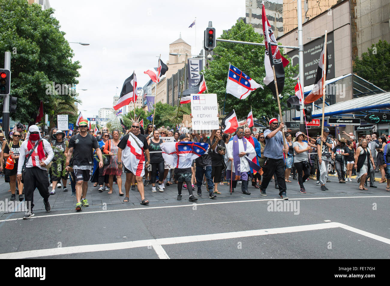 Auckland, Nuova Zelanda. 04 feb 2016. I manifestanti marzo lungo Queen Street a Auckland dove il TPPA viene firmato. I ministri del commercio di dodici paesi soddisfano ad Auckland per firmare il Trans-Pacific accordo di partenariato (TPPA). Credito: Chris Cameron/Alamy Live News Foto Stock