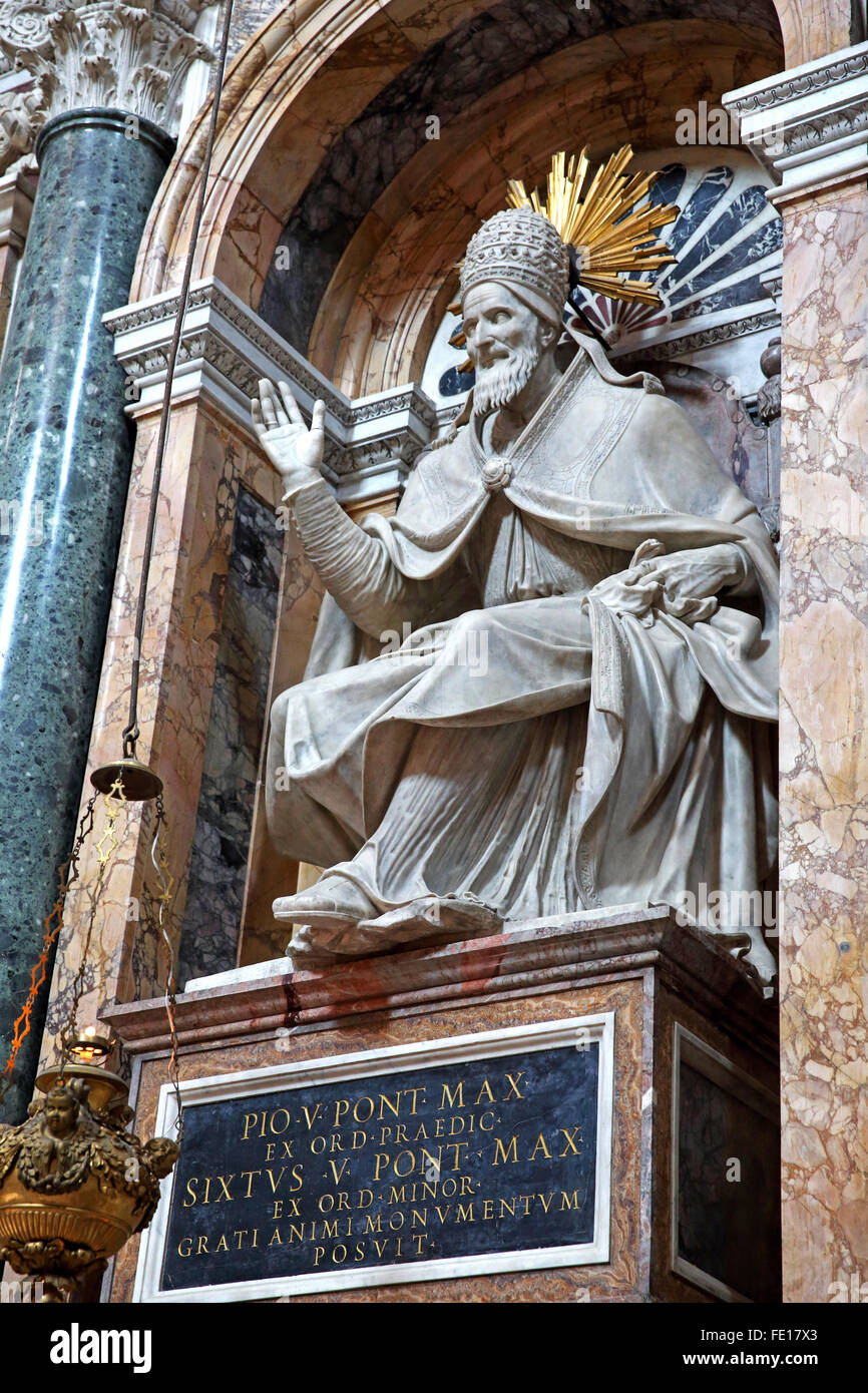 Statua del papa Pio V di cui sopra la sua tomba nella Basilica di Santa Maria Maggiore in Roma. Foto Stock