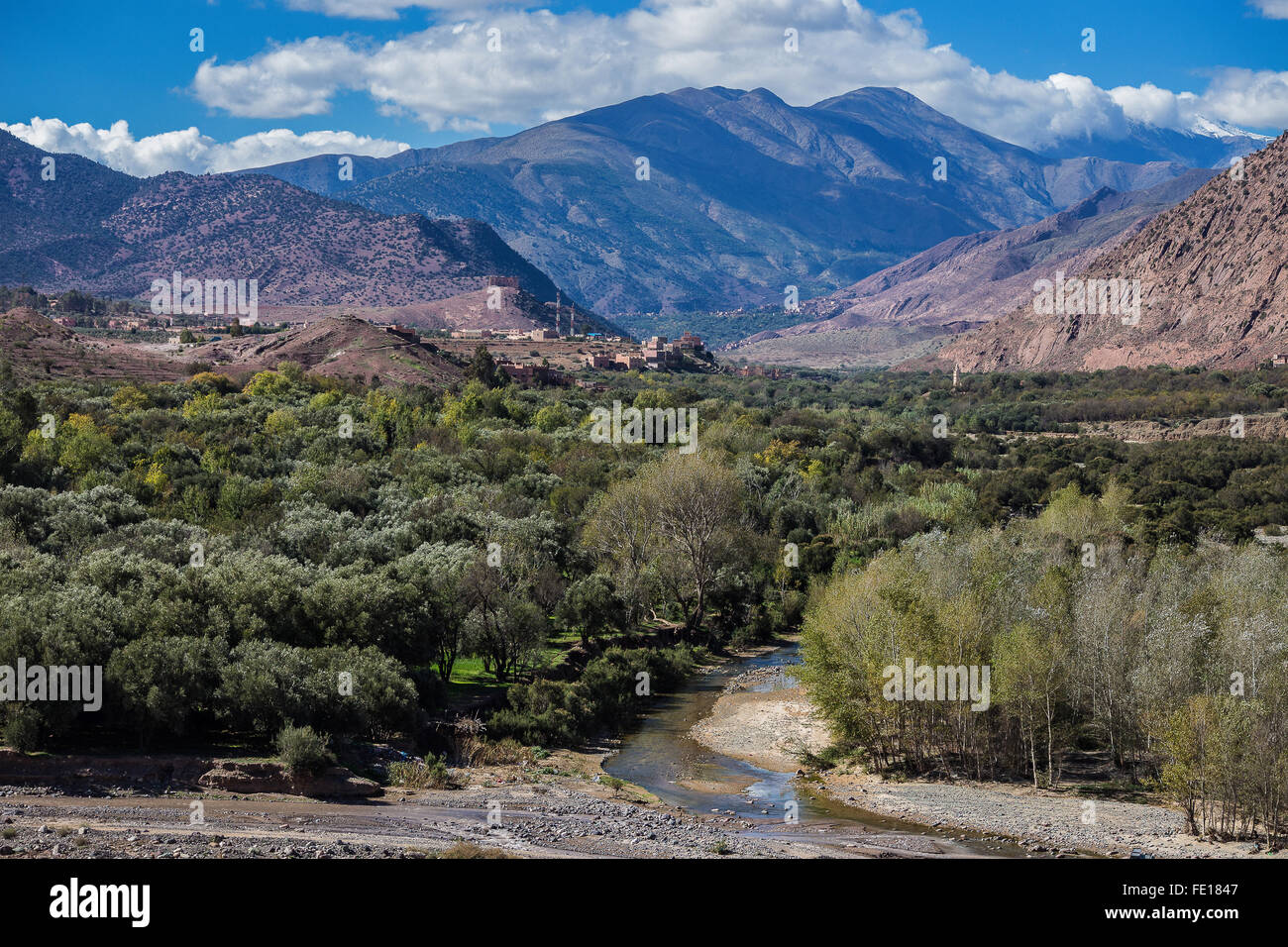 Paesaggio di montagna con una valle fluviale in Alto Atlante, sud del Marocco, Africa Foto Stock