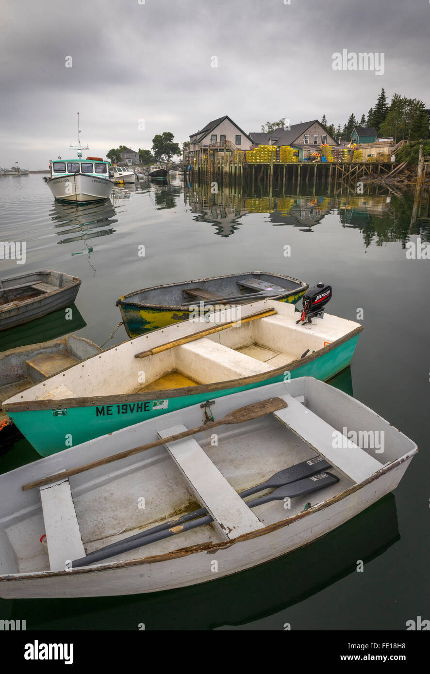 Bernard, Maine: i gommoni e barche di aragosta su una tranquilla mattina nuvoloso Foto Stock