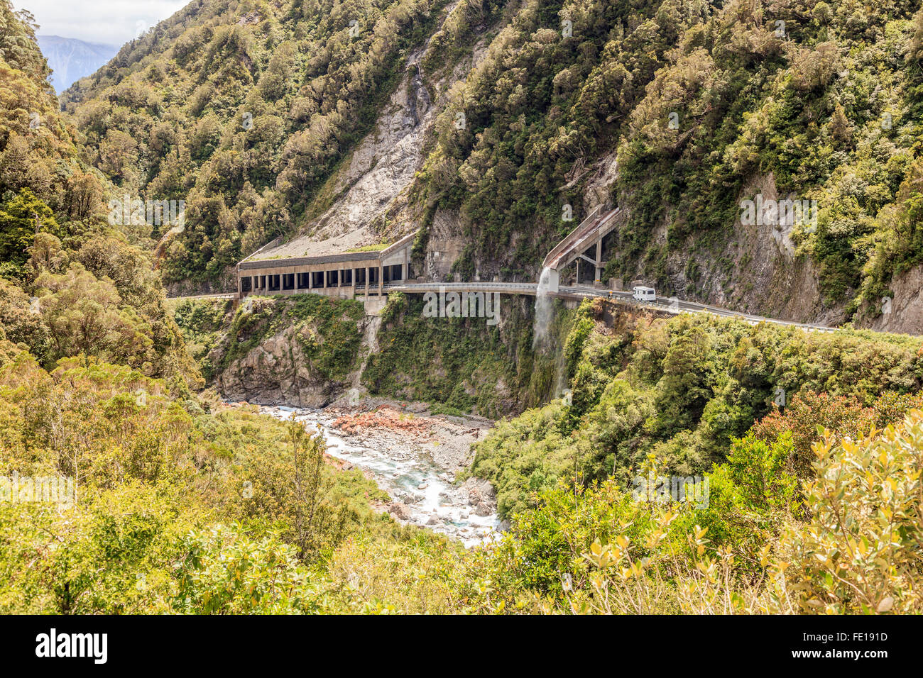 Valanga e rock fall protection struttura in calcestruzzo, Alpine autostrada ,Arthur's Pass,Isola del Sud,Nuova Zelanda Foto Stock