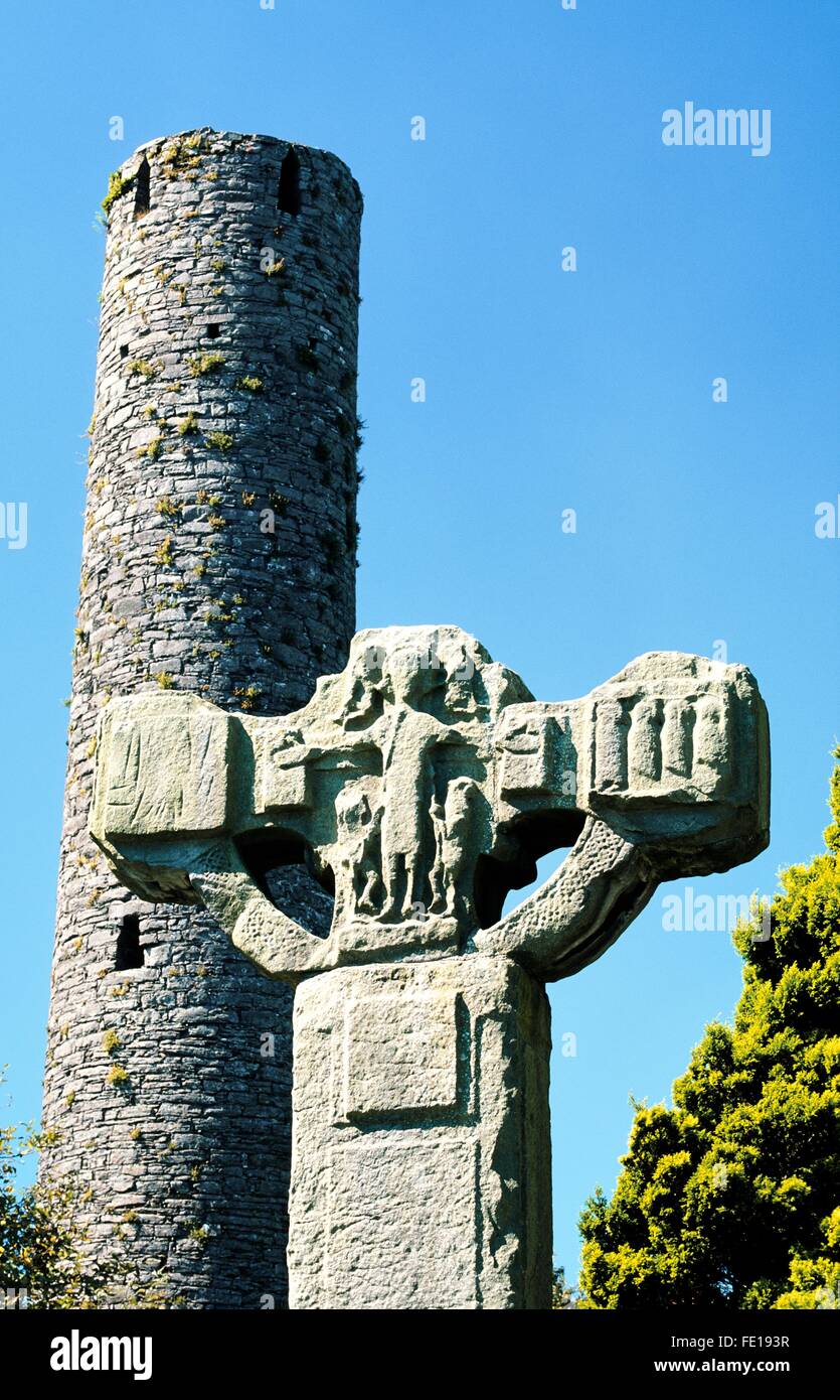 La croce incompiuto e torre rotonda Celtic Christian sagrato a Kells nella contea di Meath, Irlanda Foto Stock