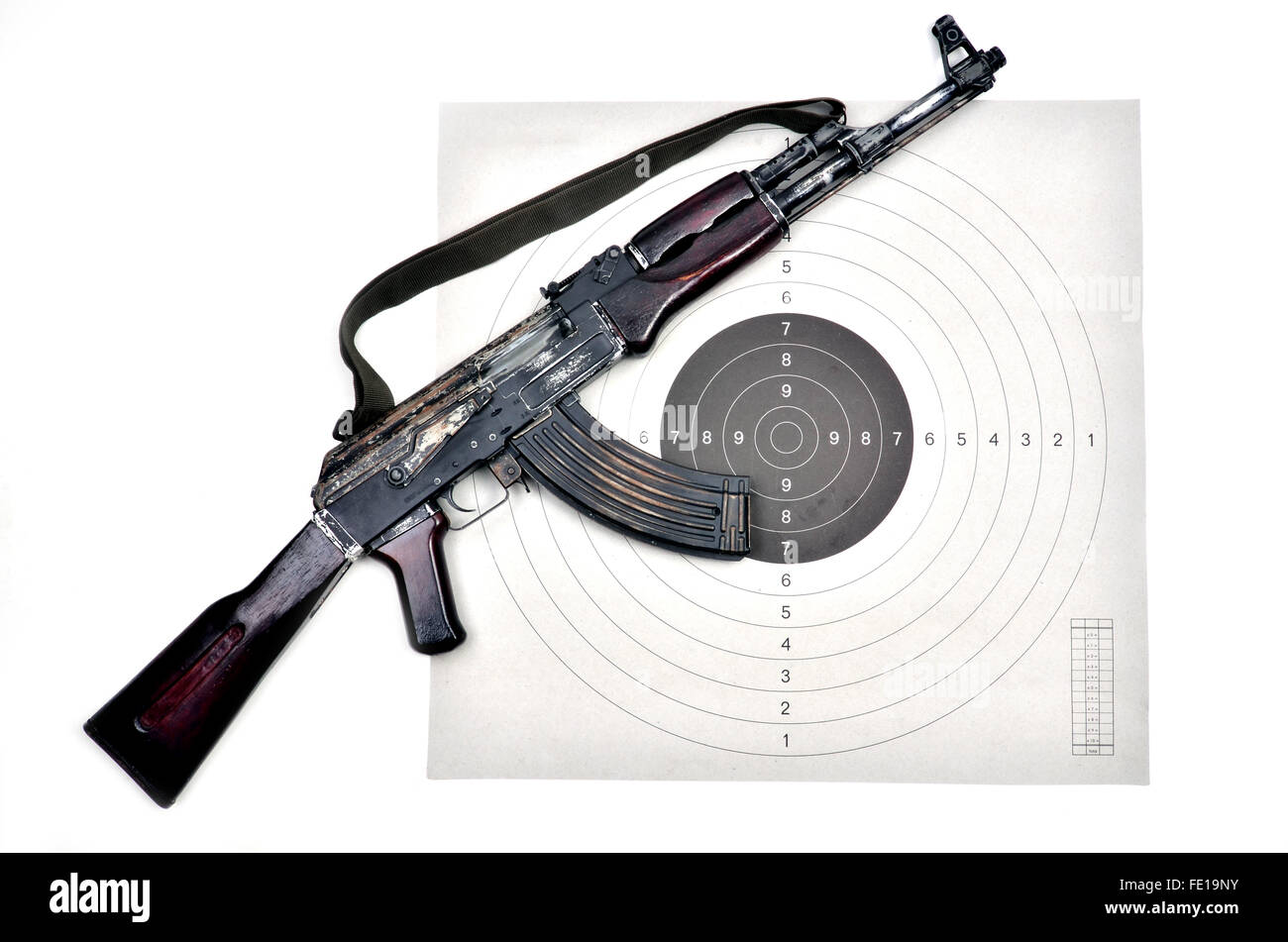 Kalashnikov ak 74 su un bersaglio di carta Foto Stock
