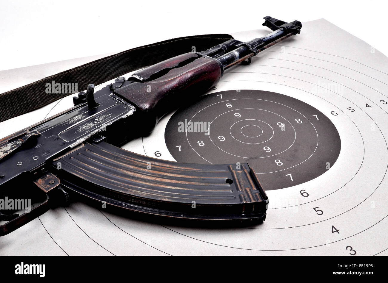 Kalashnikov ak 74 su un bersaglio di carta Foto Stock