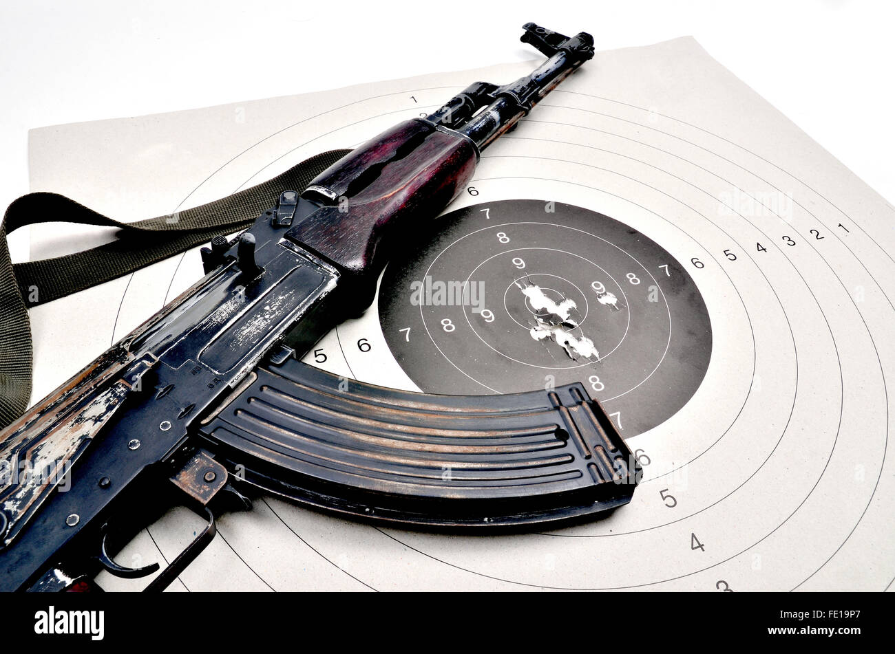 Kalashnikov ak 74 su un bersaglio di carta Foto Stock