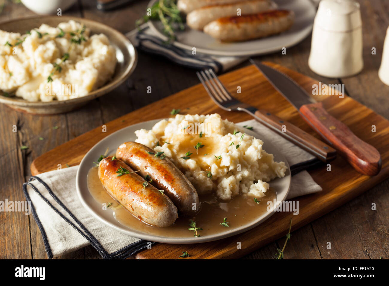 In casa Bangers e Mash con erbe e salsa Foto Stock