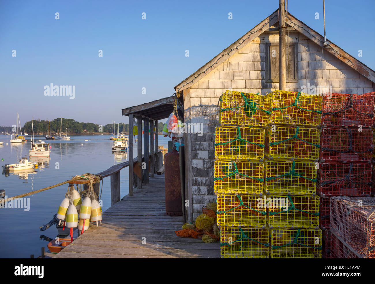 Central Coast, Maine: Lobster trap e sparso nel villaggio di pescatori di amicizia Foto Stock