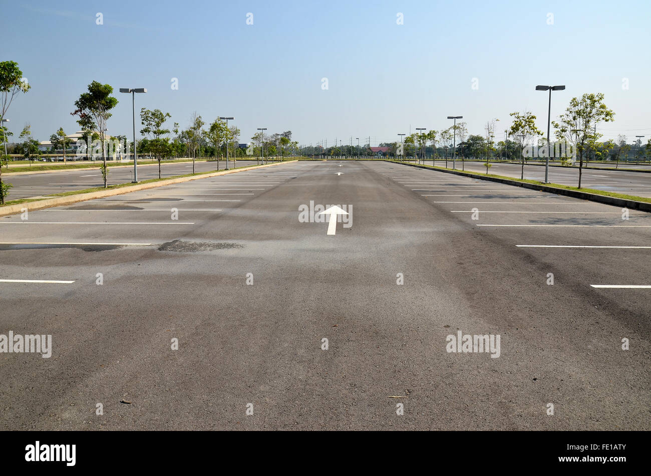 Parcheggio vuoto dopo la pioggia caduta Foto Stock