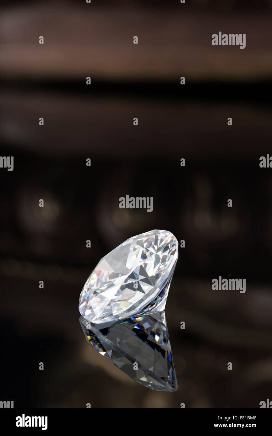 Diamante allentato su sfondo nero Foto Stock