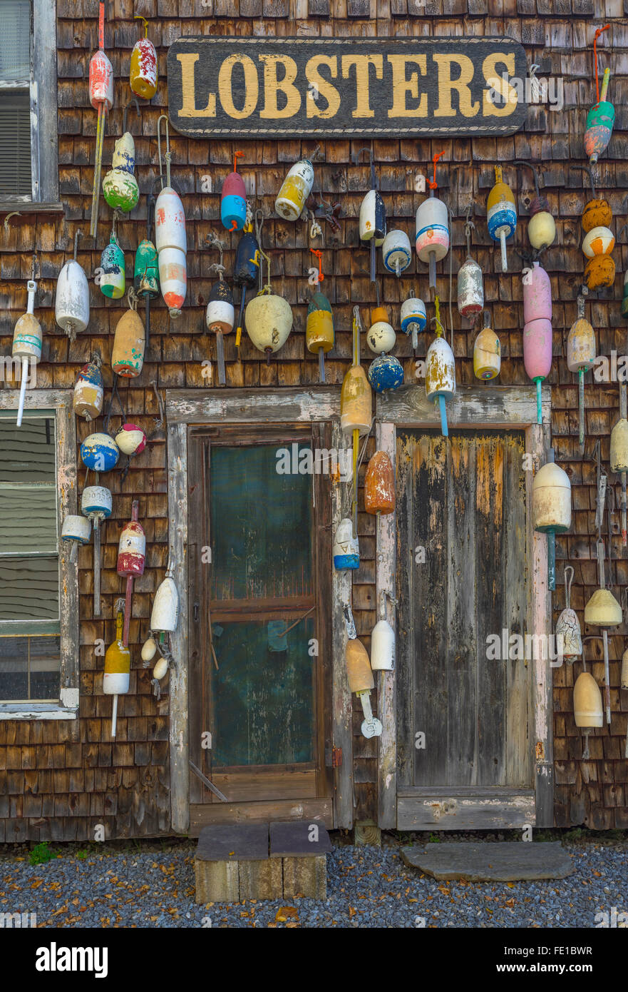 La Costa Centrale; Maine: Weathered porte e parete ricoperta con aragosta boe Foto Stock