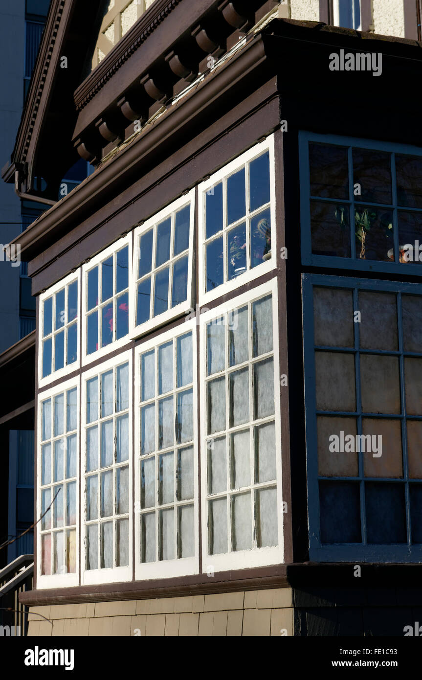 Vetrata finestre di vetro di una vecchia casa in legno il solarium Foto  stock - Alamy