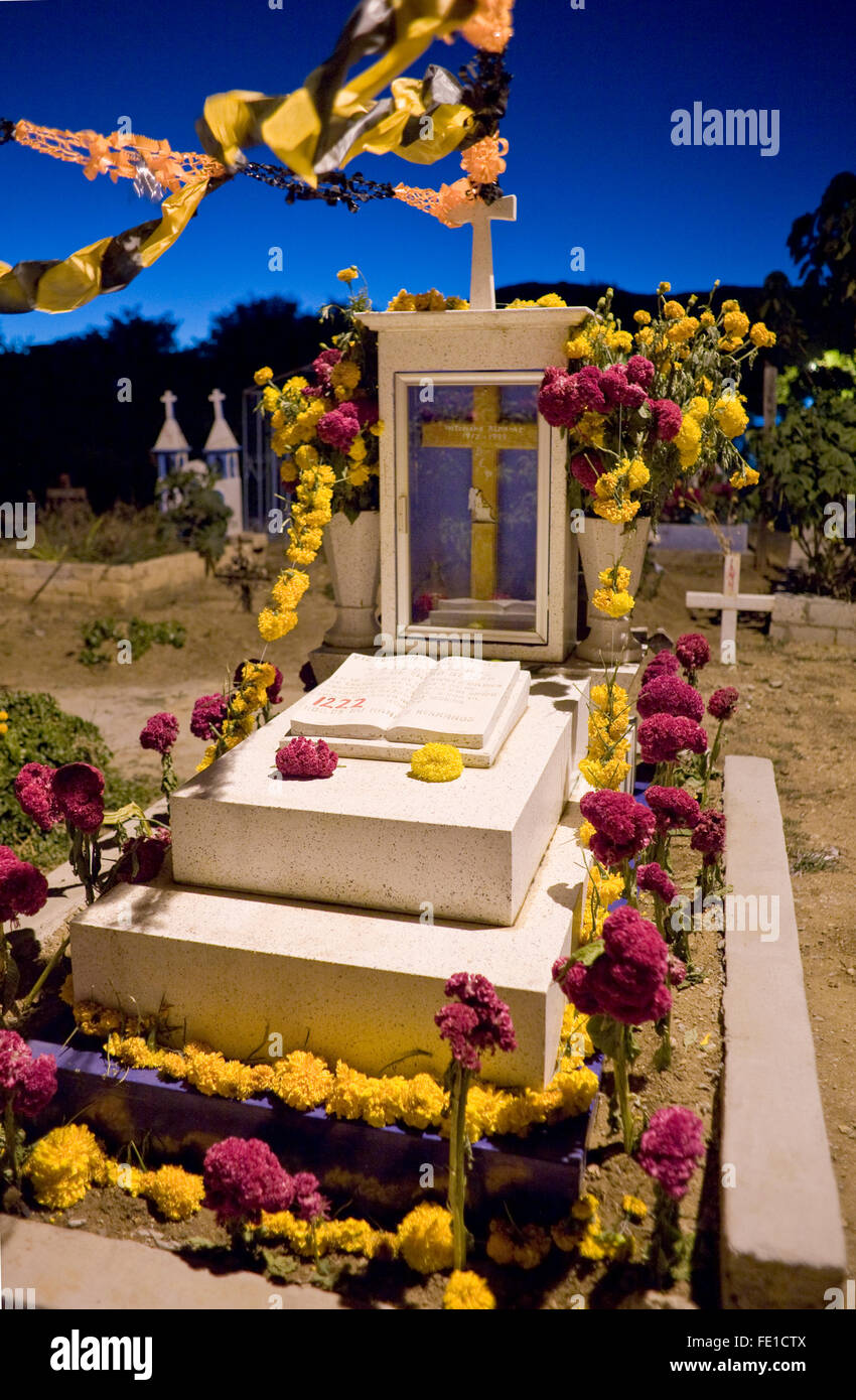 Grave recinto decorato con per il Giorno dei Morti festival nel villaggio locale cimitero cimitero, Xoxocotlan, Oaxaca, Messico Foto Stock