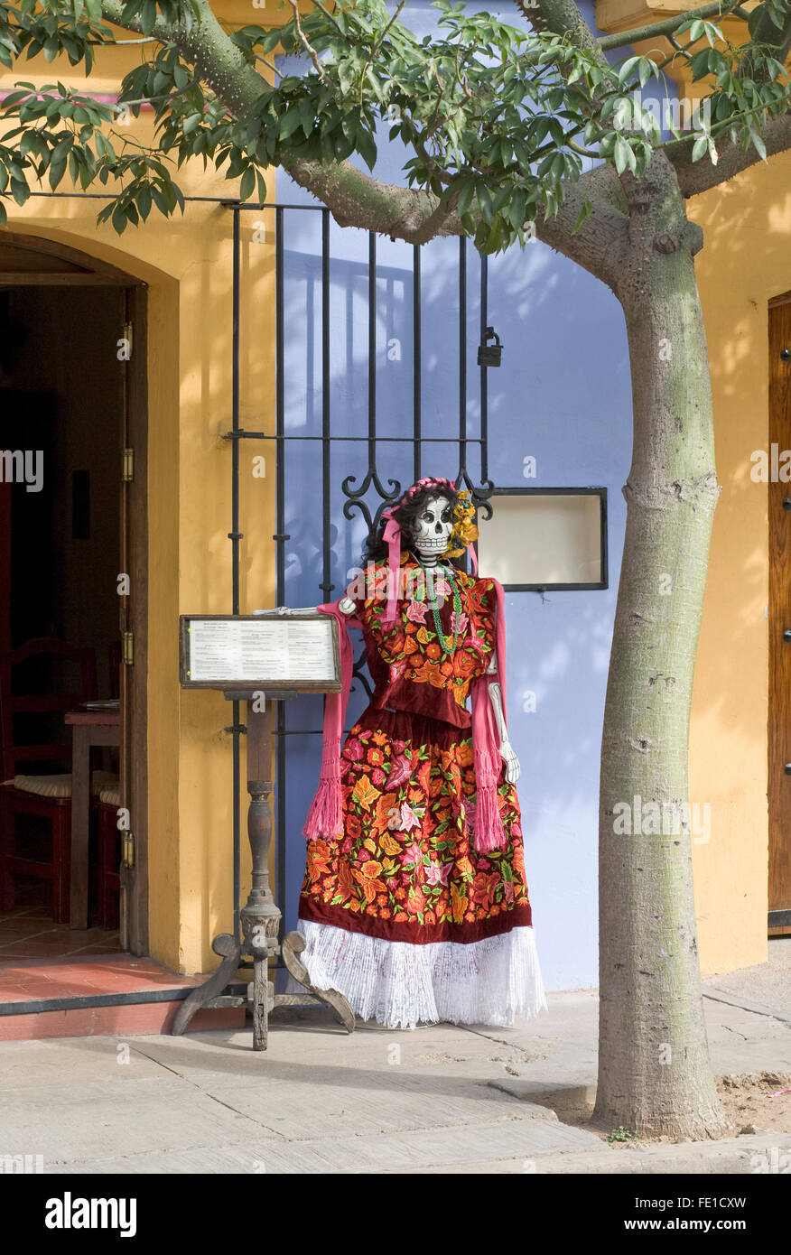 Il giorno dei morti scheletro figura fuori del ristorante, la città di Oaxaca, Oaxaca, Messico Foto Stock