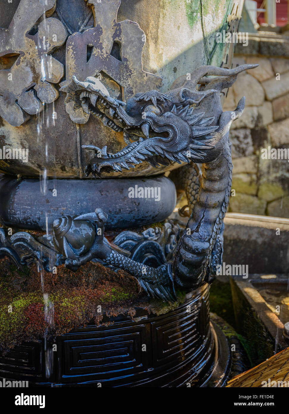 Dragon su una fontana di acqua di Nara Foto Stock