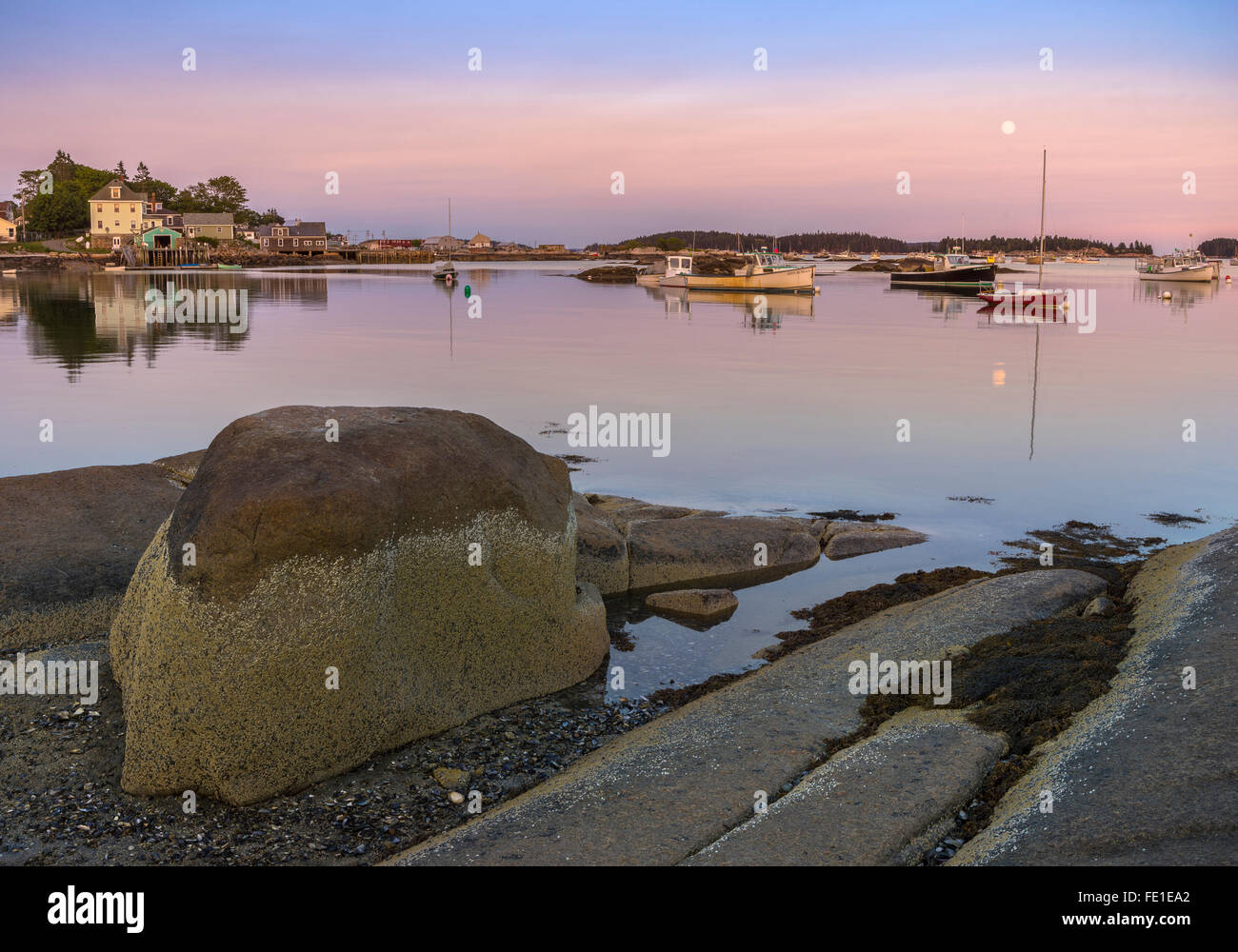 Stonington, Maine: Net capannone e banchina di sperone di roccia con la bassa marea, Stonington Harbor Foto Stock