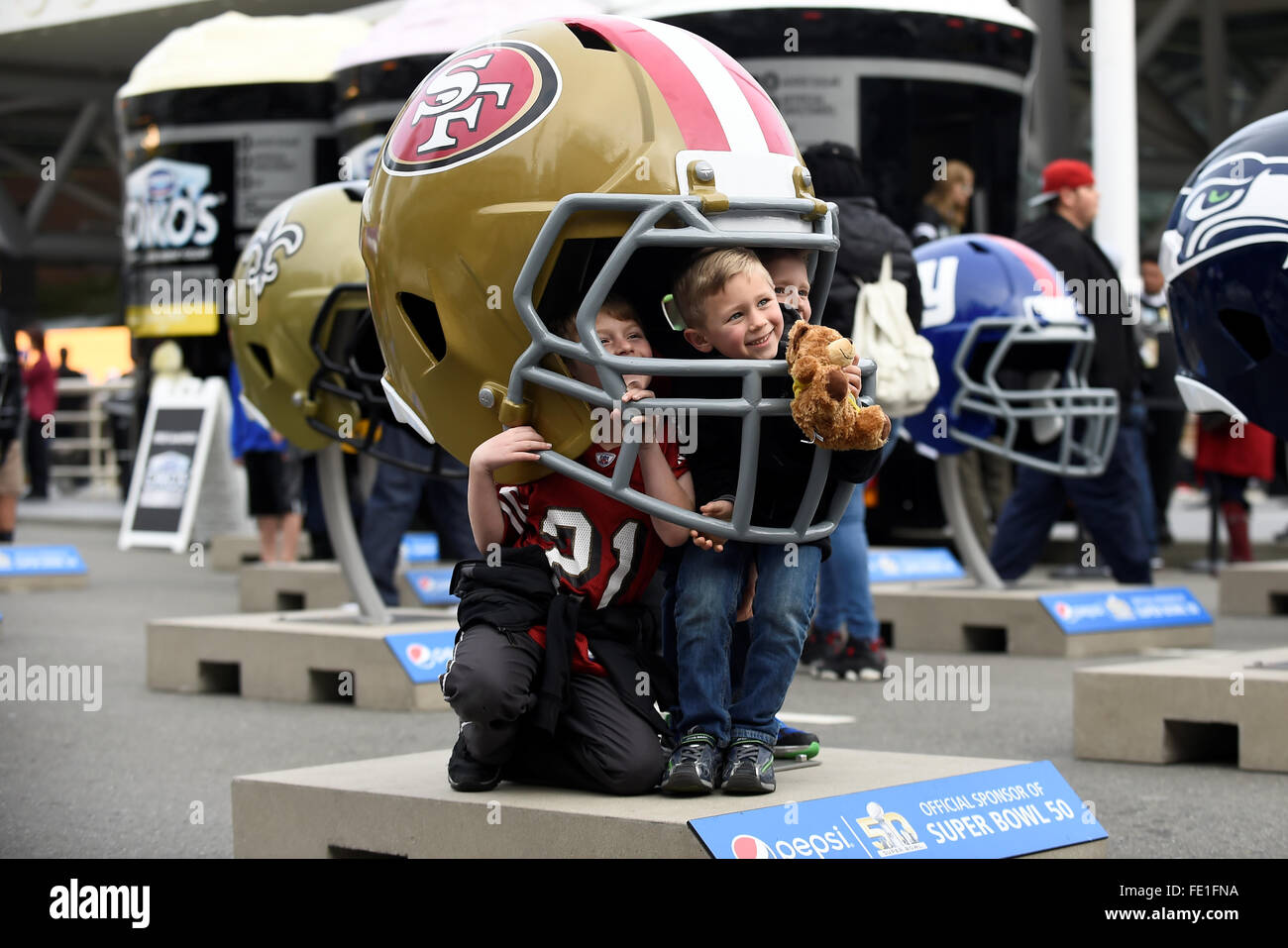 Mercoledì 3 febbraio, 2016: Ventole frequentare l'esperienza NFL a San Francisco, California durante la National Football League la settimana di apertura delle celebrazioni per il Super Bowl 50 tra la Carolina Panthers e Denver Broncos . Eric Canha/CSM Foto Stock