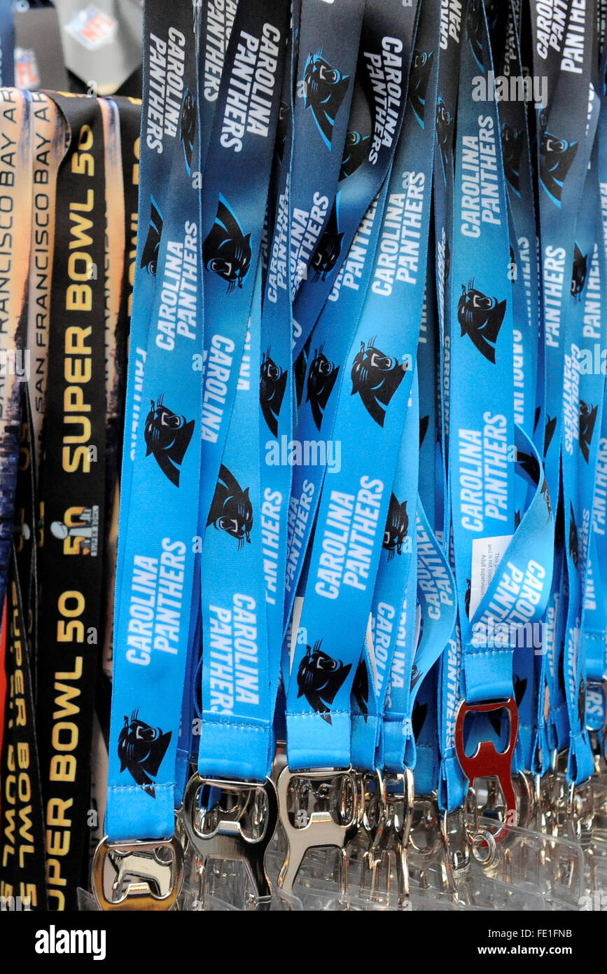 Mercoledì 3 febbraio, 2016: Souvenir da appendere un fornitore in stallo al Super Bowl di attrazione della città di San Francisco, California durante la National Football League la settimana di apertura delle celebrazioni per il Super Bowl 50 tra la Carolina Panthers e Denver Broncos . Eric Canha/CSM Foto Stock