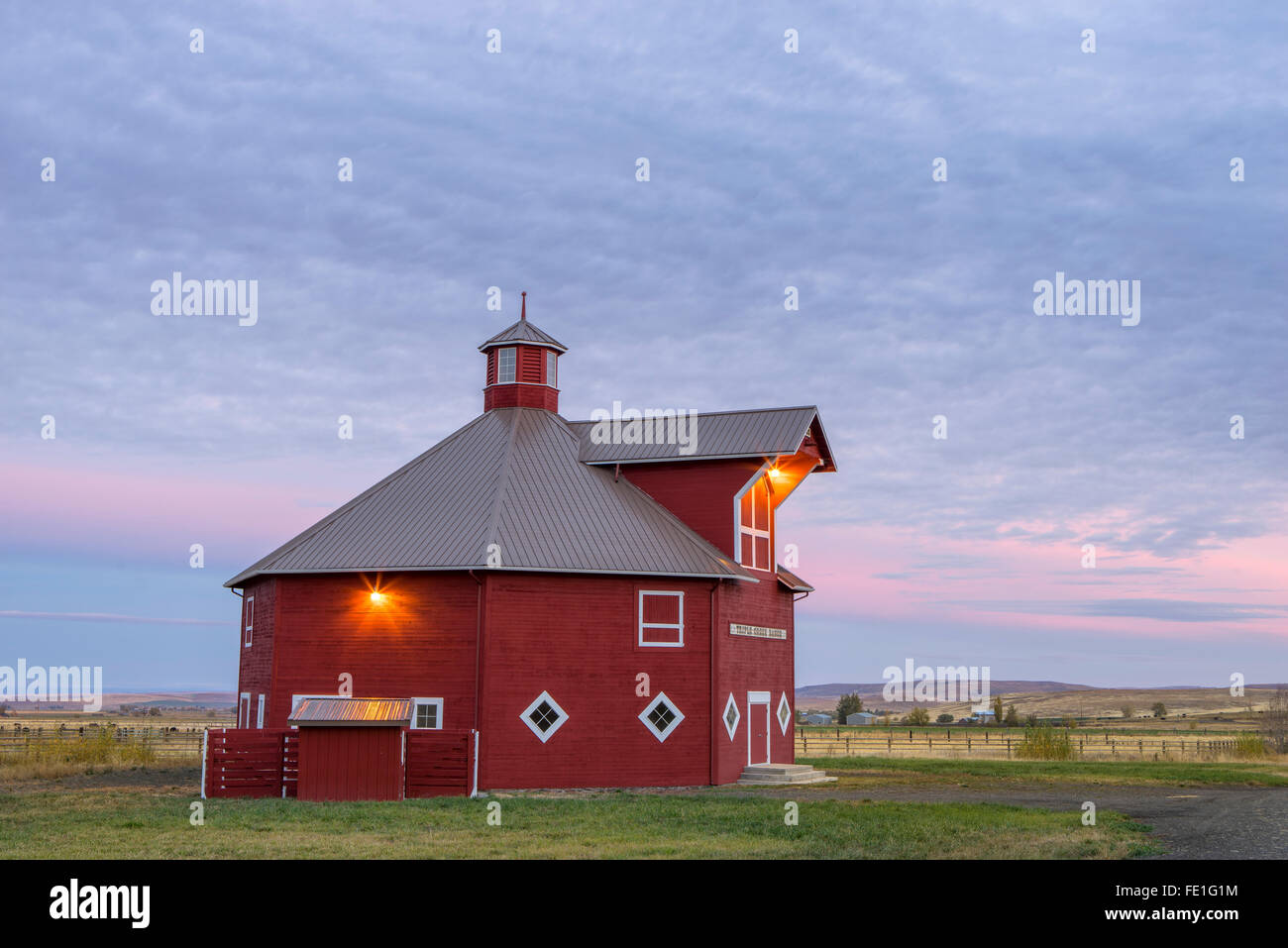 Wallowa County, O: granaio ottagonale del Triple Creek Ranch all'alba Foto Stock