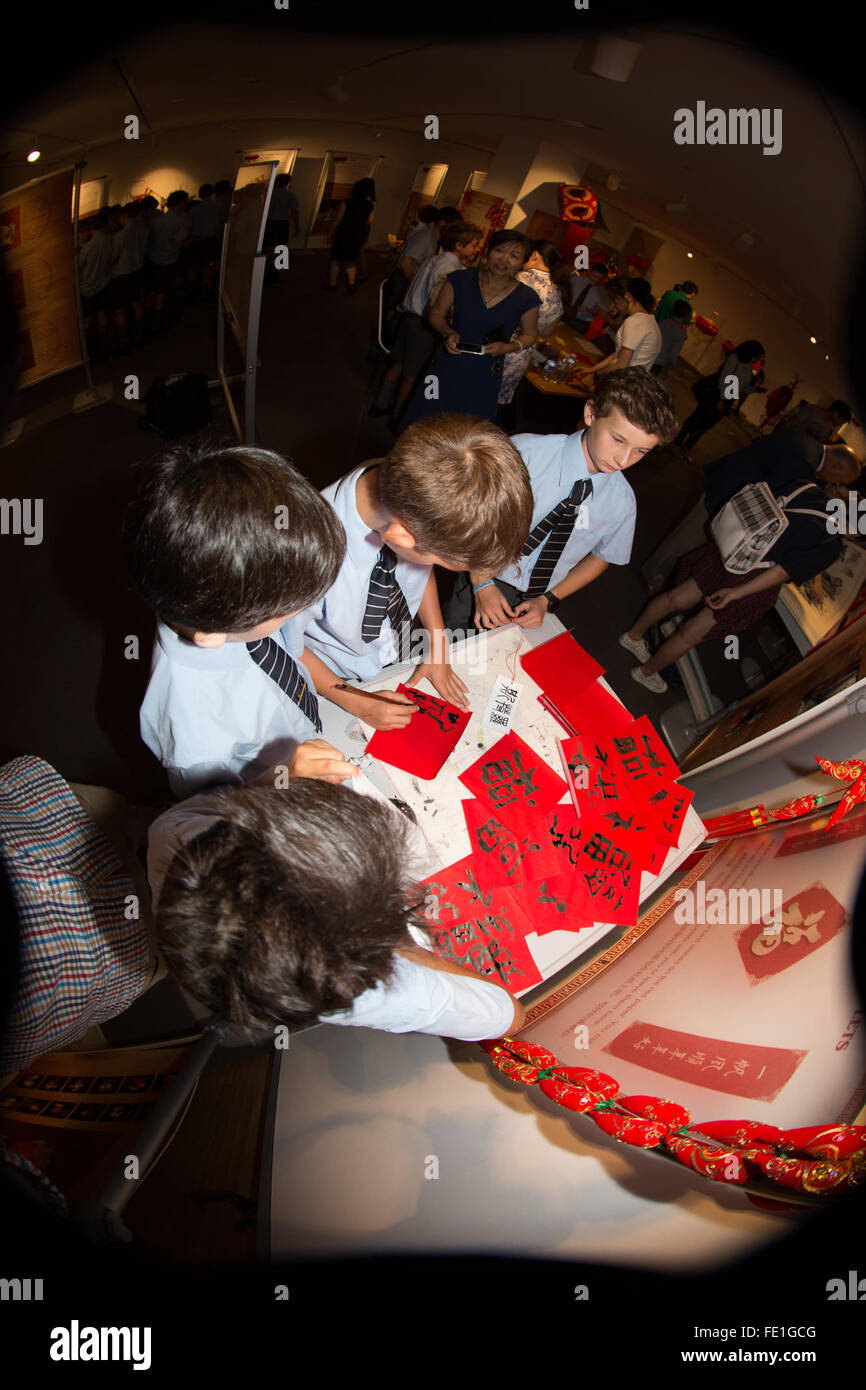 Sydney, Australia. 3 febbraio, 2016. Gli studenti da Mosman scuola preparatoria di raccogliere per scrivere i loro nomi in cinese in inchiostro nero a la Cina centro culturale come parte del prossimo nuovo anno lunare cinese festeggiamenti, a Sydney in Australia, Febbraio 3, 2016. Mosman scuola preparatoria di studenti sono state studiando la cultura cinese e Mandarino di apprendimento in quanto essi sono stati cinque anni di età. © Matt Burgess/Xinhua/Alamy Live News Foto Stock