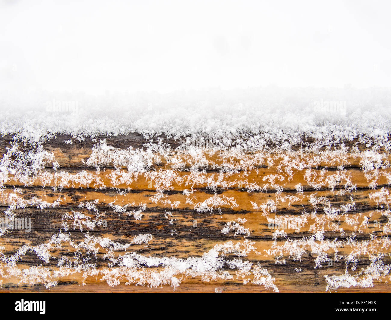 Tavola di legno, il legname o tavola ricoperta di neve Foto Stock