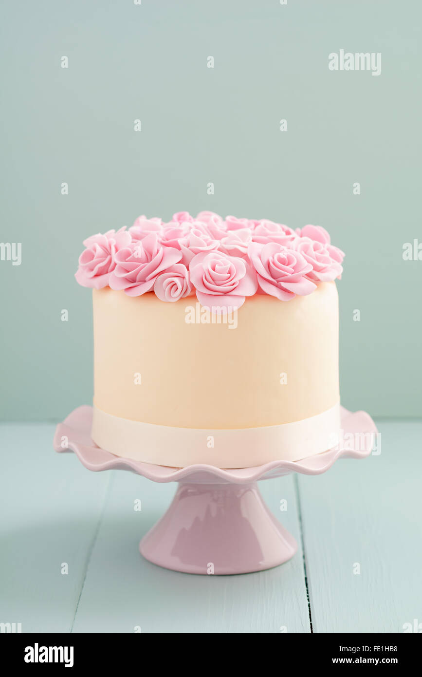Torta con rose di zucchero Foto stock - Alamy