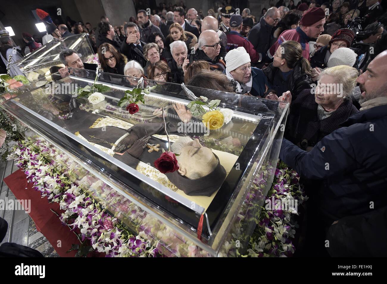 Roma, Italia. 3 febbraio, 2016. le spoglie di Padre Pio da Pietrelcina, meglio conosciuto come Padre Pio, sono esposte in San Lorenzo Fuori le mura per venerazione durante il Giubileo della misericordia .Le reliquie del Santo nella Basilica rimarrà fino al 5 febbraio quando verrà portato in processione lungo la Via della Conciliazione a Piazza San Pietro e poi nella Basilica di San Pietro . Il giorno successivo , sabato 6 febbraio , il Papa riceve in udienza i gruppi di preghiera di Padre Pio . Credito: AGENZIA SINTESI/Alamy Live News Foto Stock