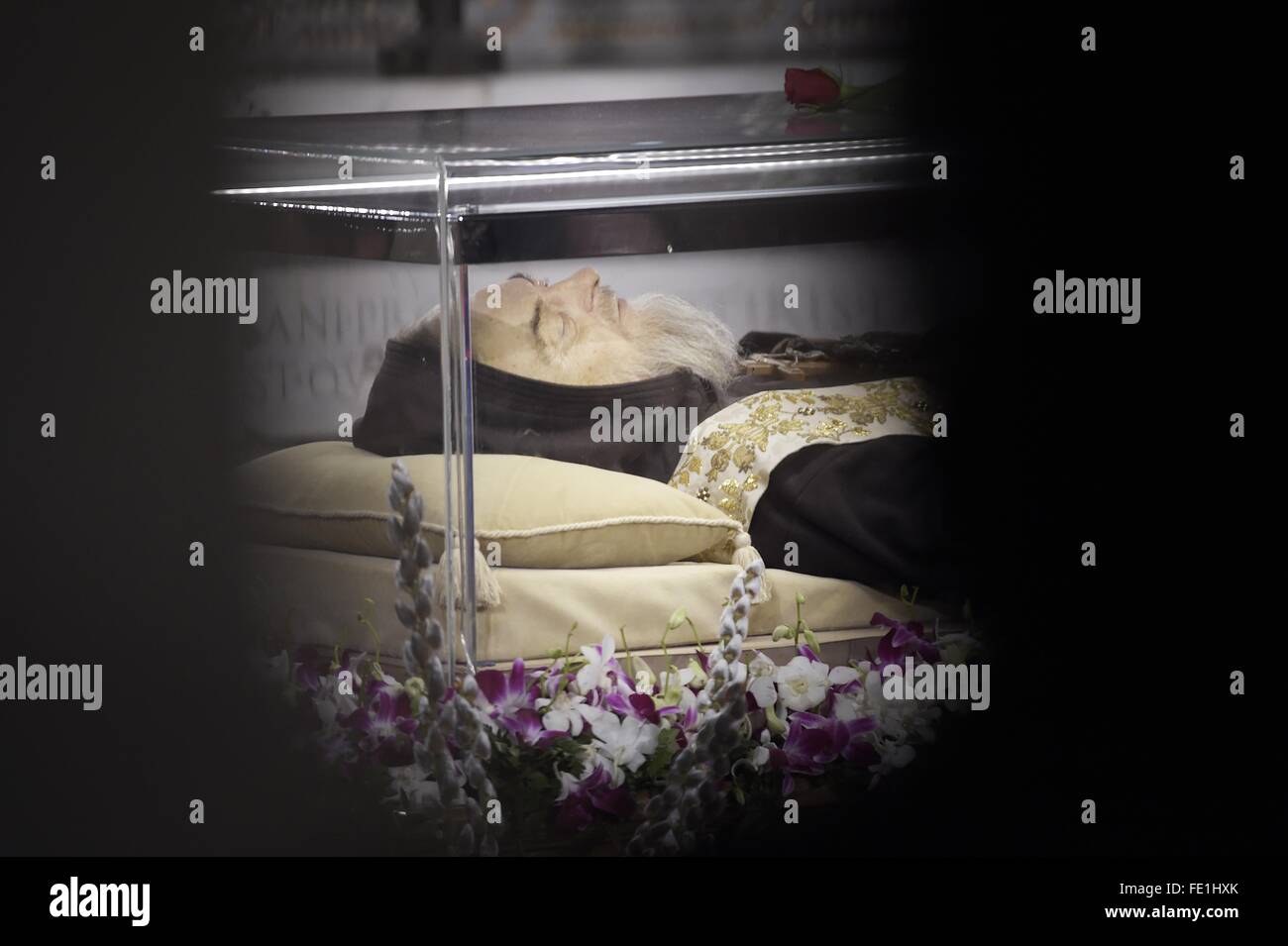 Roma, Italia. 3 febbraio, 2016. le spoglie di Padre Pio da Pietrelcina, meglio conosciuto come Padre Pio, sono esposte in San Lorenzo Fuori le mura per venerazione durante il Giubileo della misericordia .Le reliquie del Santo nella Basilica rimarrà fino al 5 febbraio quando verrà portato in processione lungo la Via della Conciliazione a Piazza San Pietro e poi nella Basilica di San Pietro . Il giorno successivo , sabato 6 febbraio , il Papa riceve in udienza i gruppi di preghiera di Padre Pio . Credito: AGENZIA SINTESI/Alamy Live News Foto Stock