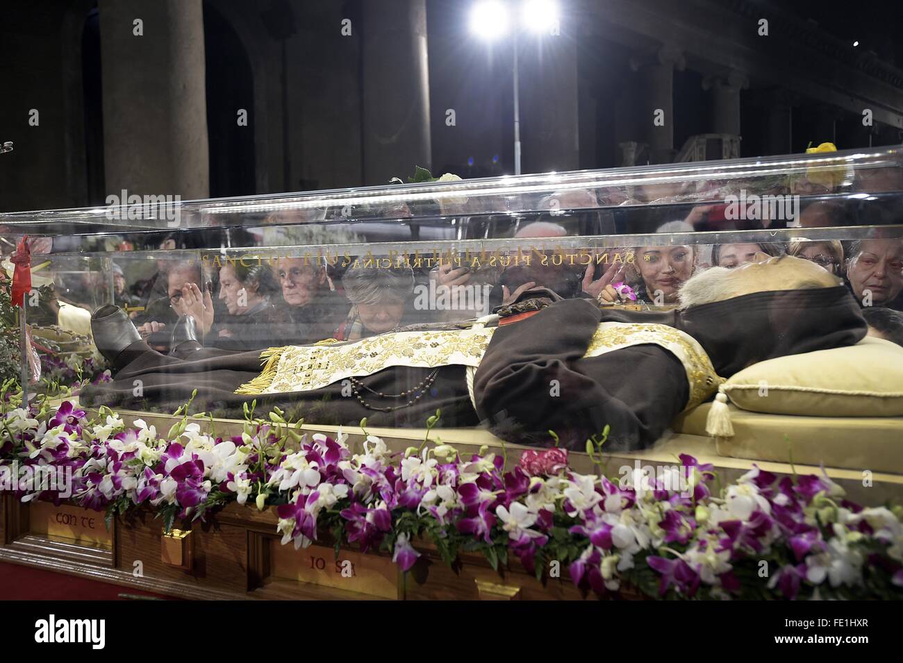 Roma, Italia. 3 febbraio, 2016. le spoglie di Padre Pio da Pietrelcina, meglio conosciuto come Padre Pio, sono esposte in San Lorenzo Fuori le mura per venerazione durante il Giubileo della misericordia .Le reliquie del Santo nella Basilica rimarrà fino al 5 febbraio quando verrà portato in processione lungo la Via della Conciliazione a Piazza San Pietro e poi nella Basilica di San Pietro . Il giorno successivo , sabato 6 febbraio , il Papa riceve in udienza i gruppi di preghiera di Padre Pio . Credito: AGENZIA SINTESI/Alamy Live News Foto Stock