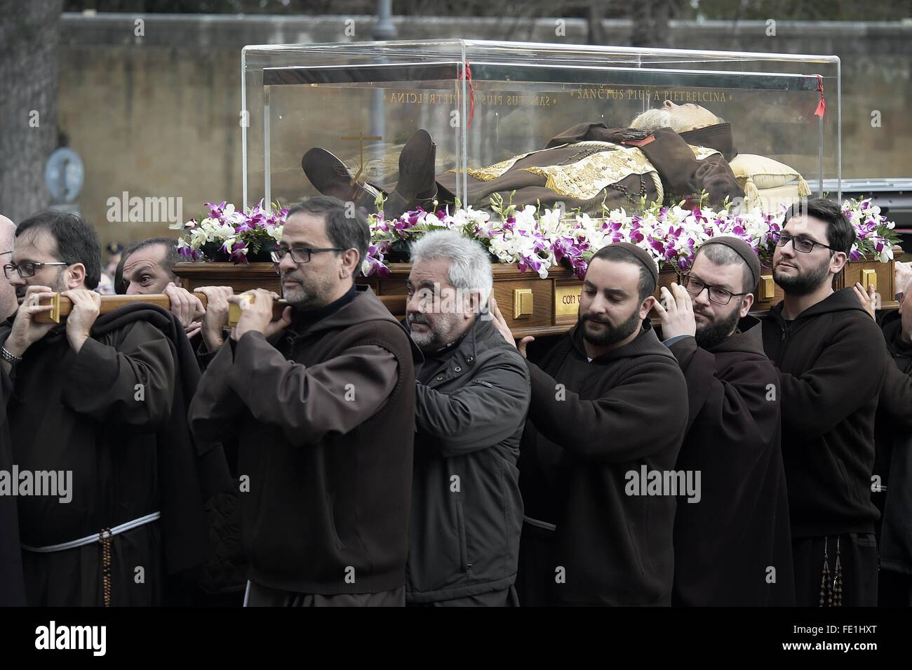 Roma, Italia. 3 febbraio, 2016. le spoglie di Padre Pio da Pietrelcina, meglio conosciuto come Padre Pio, sono esposte in San Lorenzo Fuori le mura per venerazione durante il Giubileo della misericordia .Le reliquie del Santo nella Basilica rimarrà fino al 5 febbraio quando verrà portato in processione lungo la Via della Conciliazione a Piazza San Pietro e poi nella Basilica di San Pietro . Il giorno successivo , sabato 6 febbraio , il Papa riceve in udienza i gruppi di preghiera di Padre Pio . Credito: AGENZIA SINTESI/Alamy Live News Foto Stock