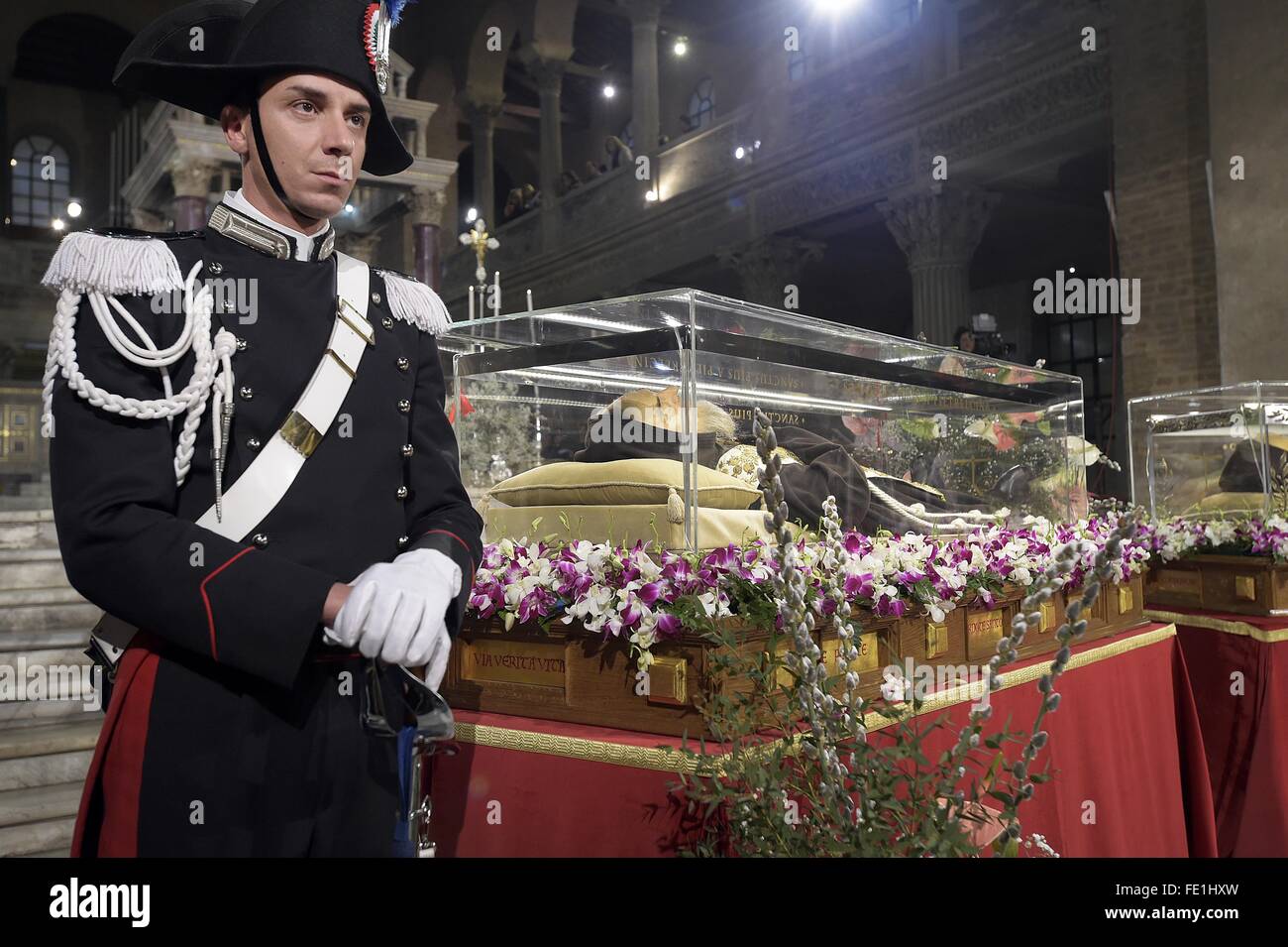 Roma, Italia. 3 febbraio, 2016. le spoglie di Padre Pio da Pietrelcina, meglio conosciuto come Padre Pio, sono esposte in San Lorenzo Fuori le mura per venerazione durante il Giubileo della misericordia .Le reliquie del Santo nella Basilica rimarrà fino al 5 febbraio quando verrà portato in processione lungo la Via della Conciliazione a Piazza San Pietro e poi nella Basilica di San Pietro . Il giorno successivo , sabato 6 febbraio , il Papa riceve in udienza i gruppi di preghiera di Padre Pio . Credito: AGENZIA SINTESI/Alamy Live News Foto Stock
