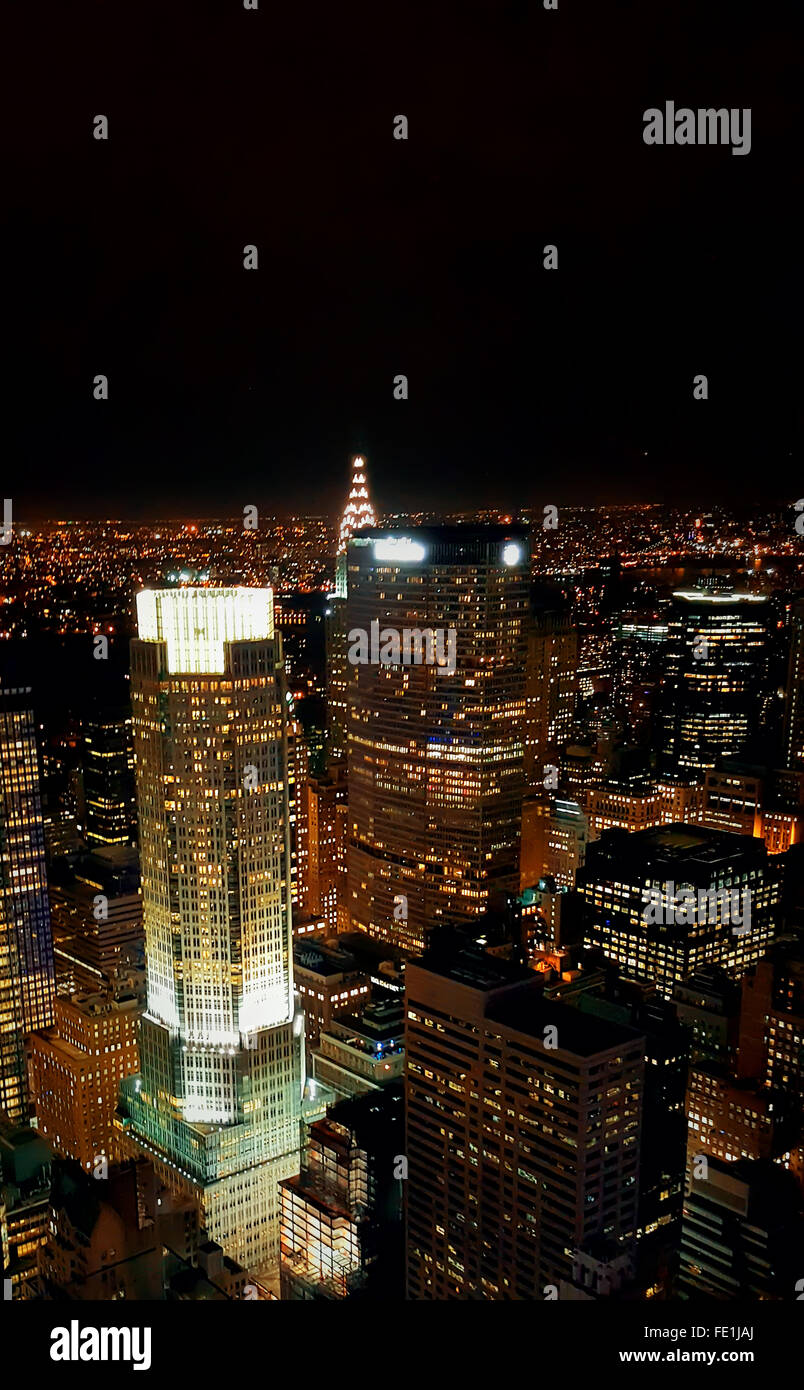 New York City vista di notte con i grattacieli di Manhattan. Foto Stock