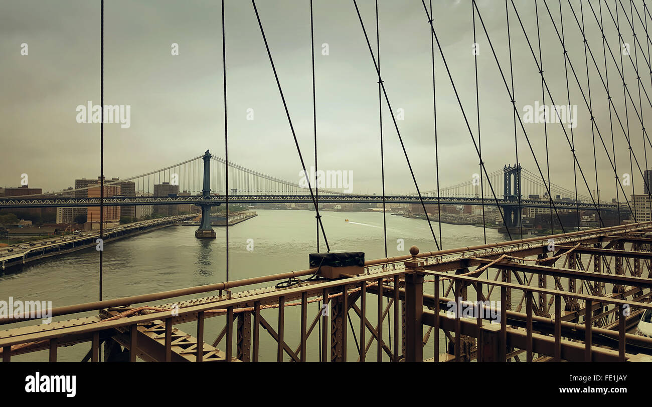 Uno sguardo dal ponte di Brooklyn a Manhattan e Ponte sul Fiume Hudson in New York City Foto Stock