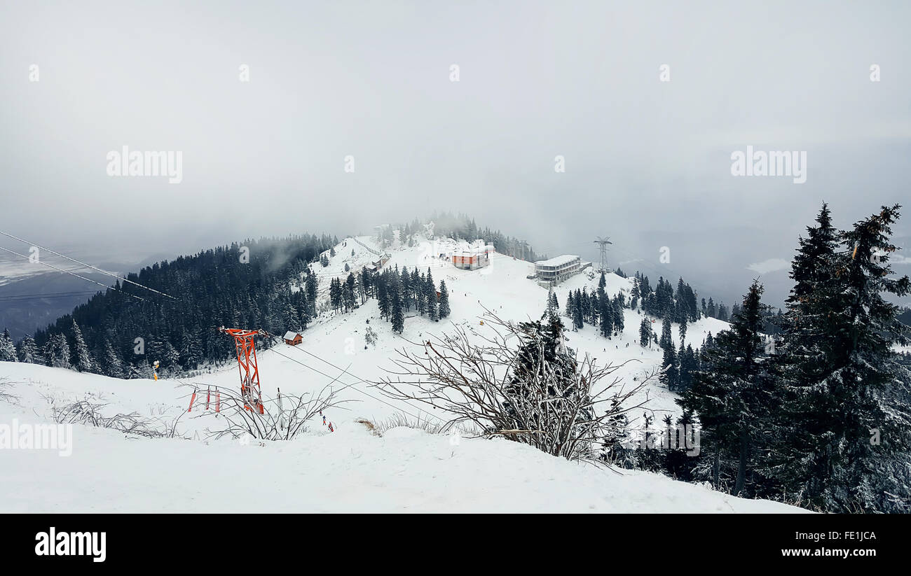 Vista panoramica dal Monte nella stagione invernale. Base turistica in Brasov, Romania Foto Stock