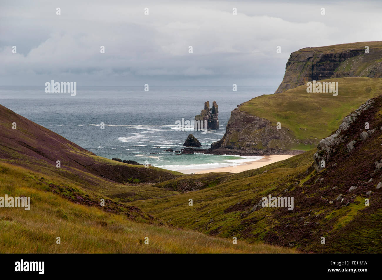 Una vista della baia di Kearvaig e pila Clò Kearvaig a Cape Wrath, Sutherland, Scozia. Agosto. Foto Stock