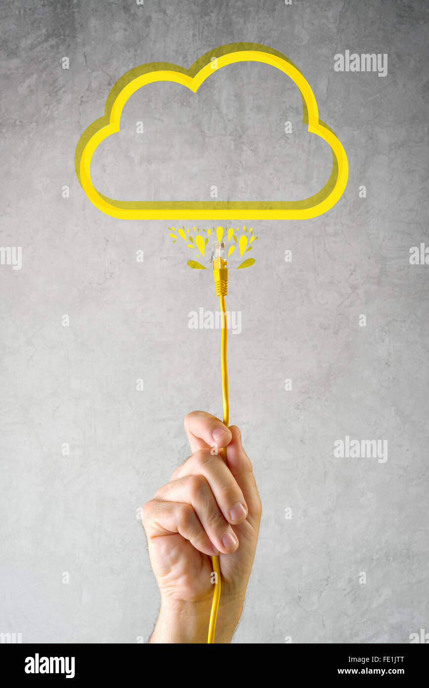 Mano maschio con cavo LAN connesso al servizio cloud, internet tecnologia cloud computing concetto. Foto Stock