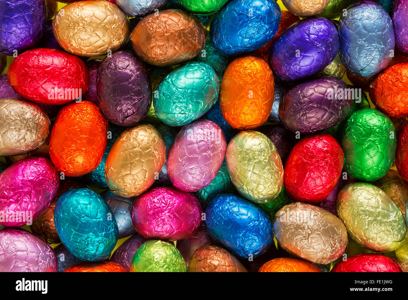 Assortimento di multi-cioccolato colorato le uova di Pasqua. Foto Stock
