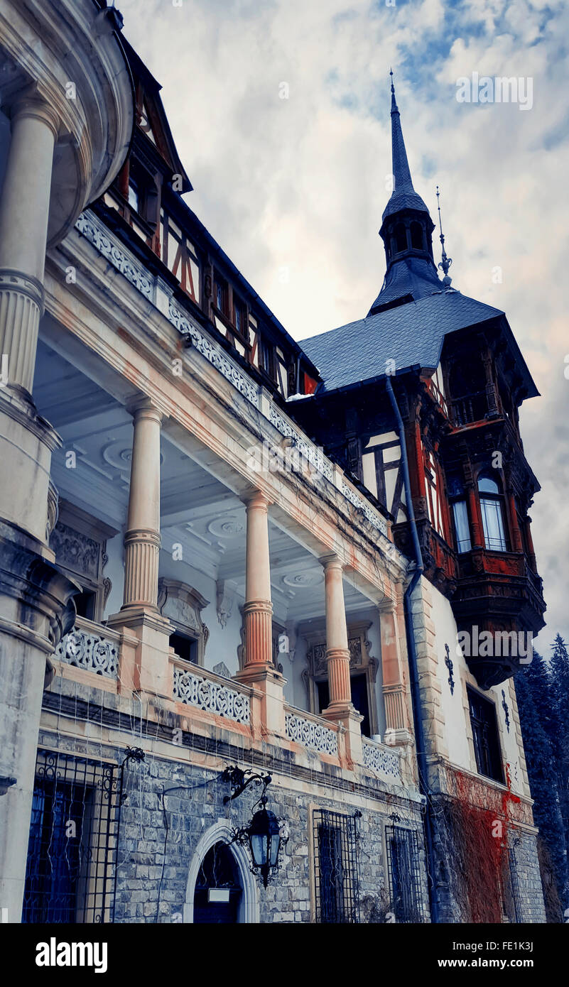 Peles castello rinascimentale nelle montagne dei Carpazi, vicino a Sinaia, nella contea di Prahova, Romania Foto Stock