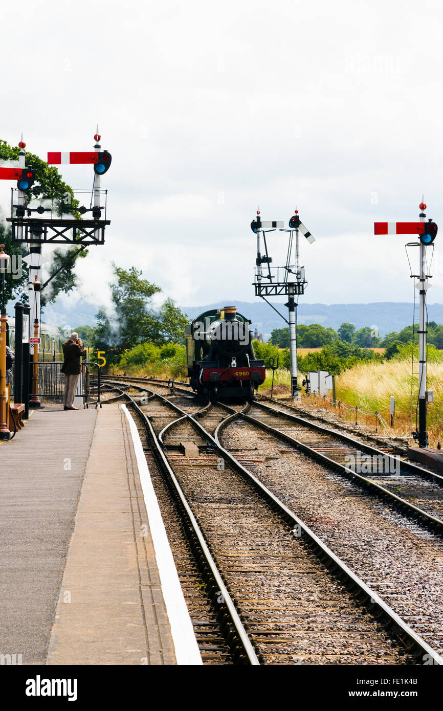 Treno a vapore avvicinando Watchet stazione sul West Somerset Railway, REGNO UNITO Foto Stock