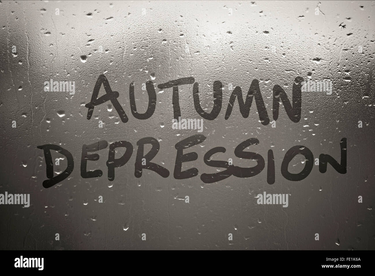 Iscrizione autunno depressione sulla finestra appannato in autunno Rainy day Foto Stock