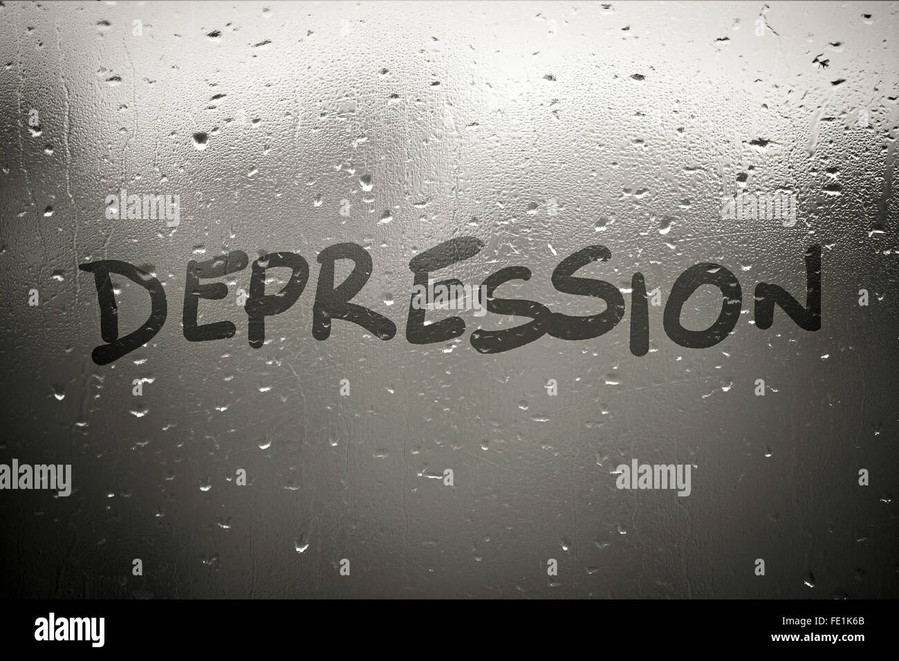 Iscrizione depressione sulla finestra appannato in autunno Rainy day Foto Stock