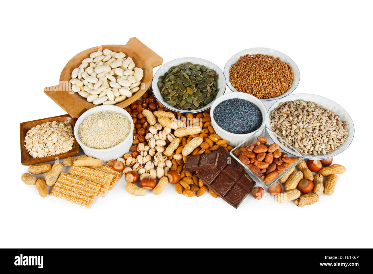 Prodotti naturali contenenti magnesio come semi di zucca, blu semi di papavero, semi di sesamo, fagioli, materie le fave di cacao, mandorle, sunflowe Foto Stock